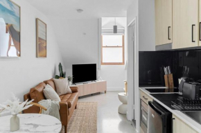 Modern Studio Retreat in Crown St with AirCon, Sydney